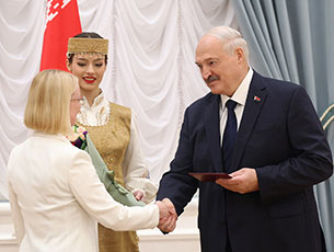 Президент Беларуси Александр Лукашенко 22 января вручил дипломы доктора наук и аттестаты профессора научным и научно-педагогическим работникам