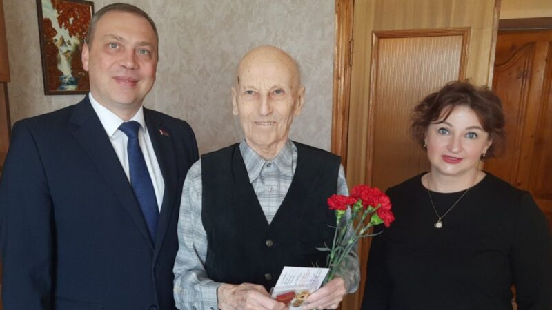 Представители администрации центра гигиены поздравила ветерана с 80-летием Великой Победы